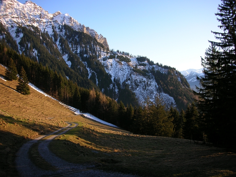 Schneefleck vor Gafadura links Weg 06_04_2010 (53).JPG